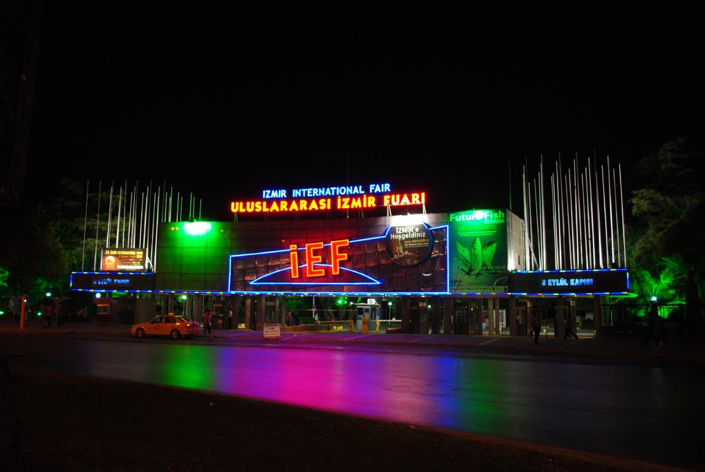 �zmir fuar giri�i gece