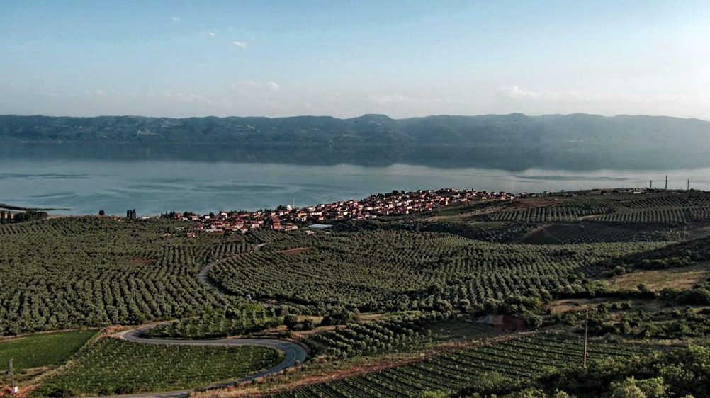 orda bir k�y var uzakta