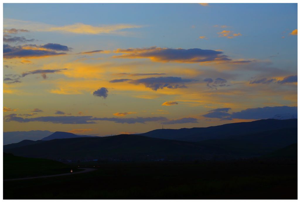 Tepe K�y�nde Ak�am