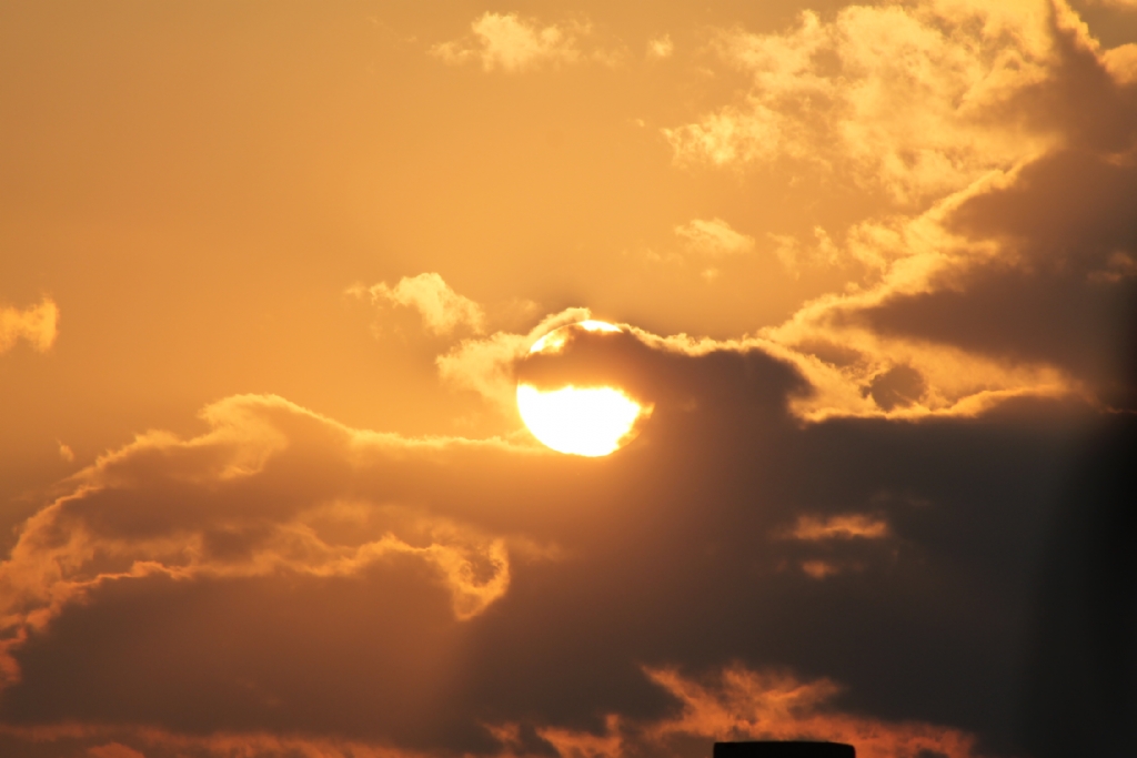 gzlerini kapatan gne