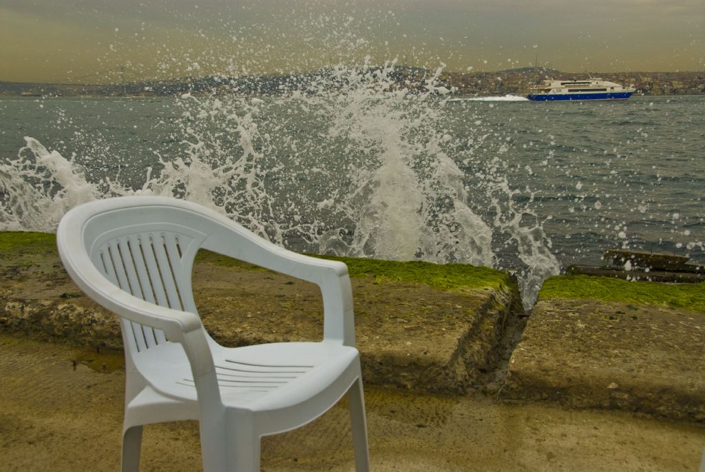 sahibini arayan sandalye...