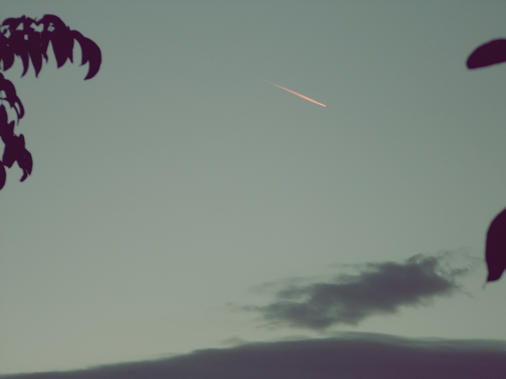 Bulut �st� bir u�ak gidiyor ard�na iz b�rakarak 