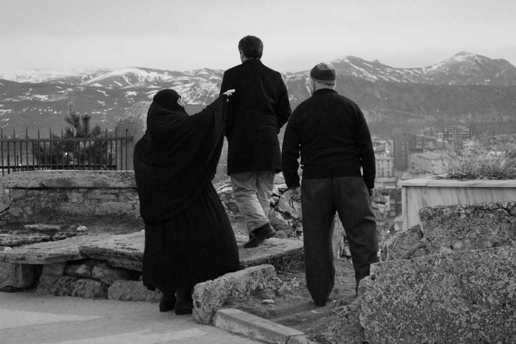 Harabe,Ermeni Mezarlarnda  Misafir