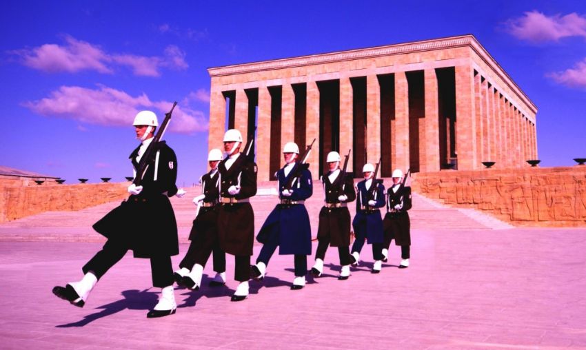 Biz rahat uyuruz siz olduka