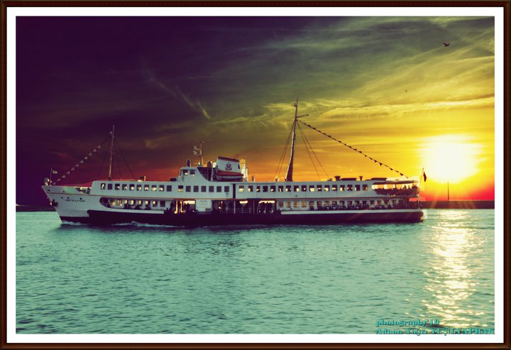 bir vapur geer Beikta'tan Kadky'e..!!