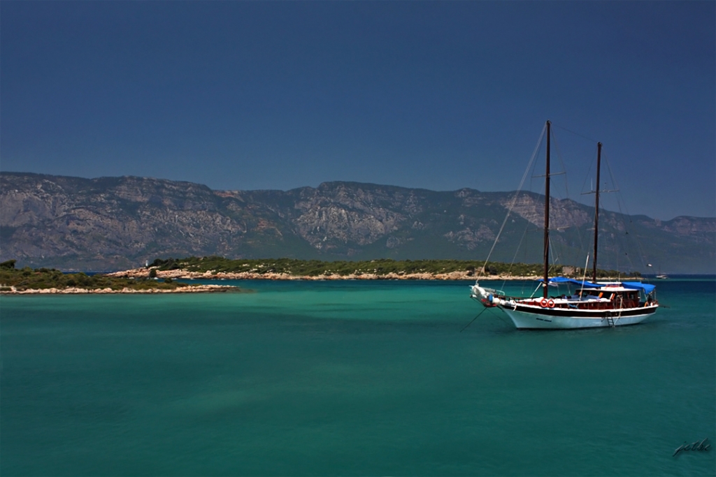 Turkuaz rengine huzur ile demir atmak 