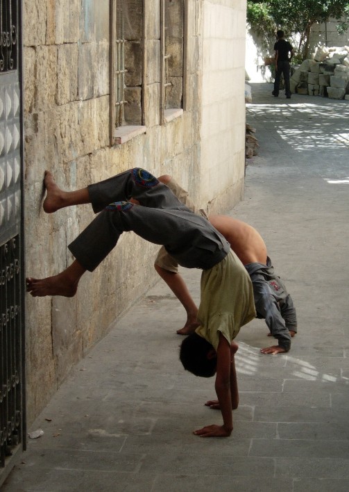 Yal�nayak e�lence