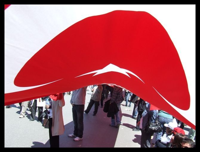 ayn� bayrak alt�nda tek bir ulus...