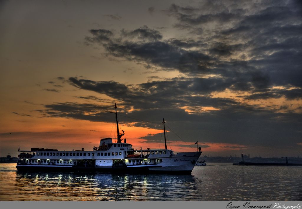 Bir gemi kalkar bu limandan