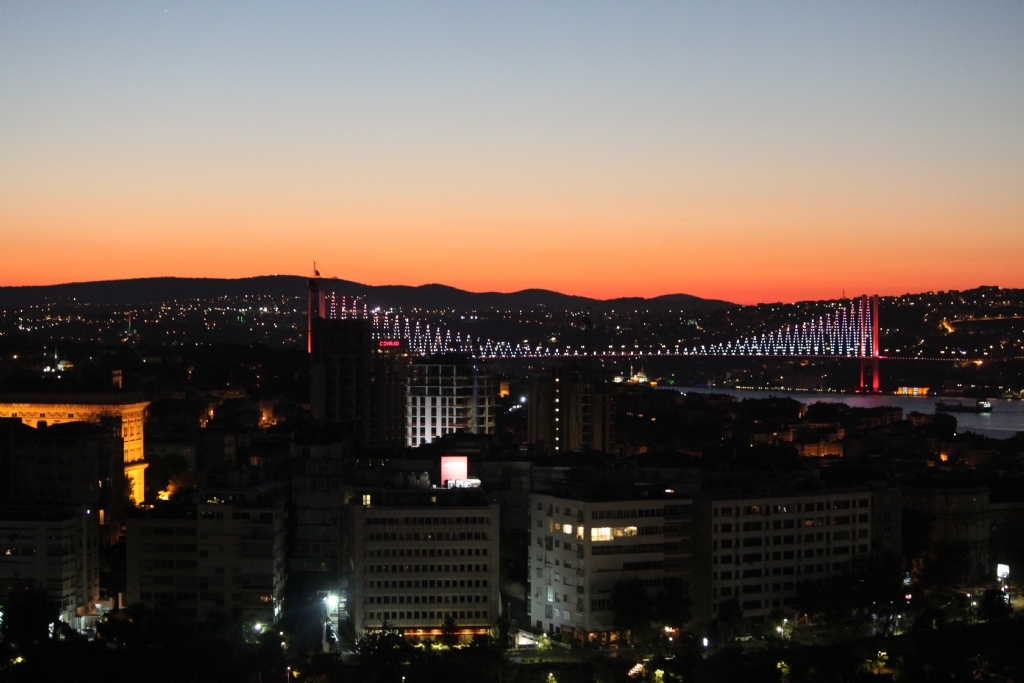 �STANBUL UYANIRKEN...