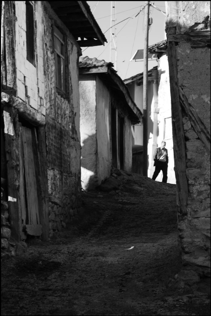 K�yde Tek Ba��na