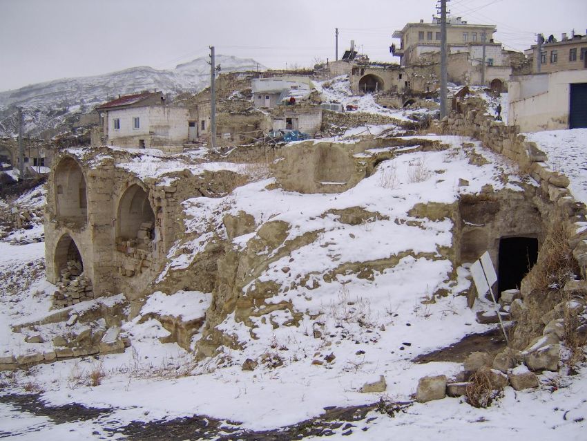 Topragin altinda yatan konak