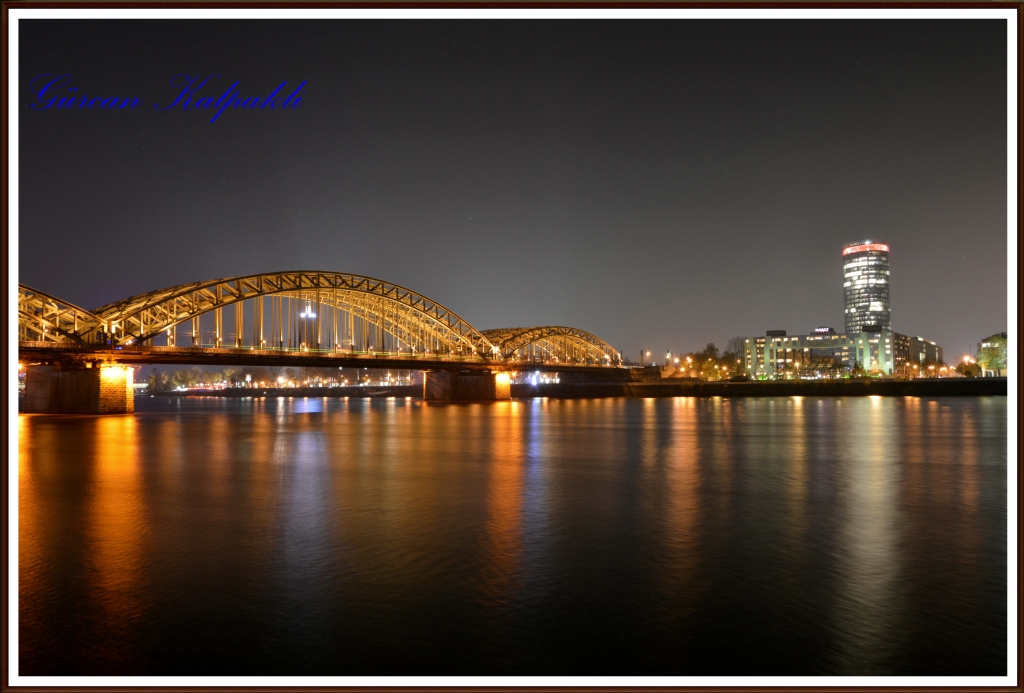 K�ln �ehrinde Ren Nehri'nin �zerinden gecen k�pr� 