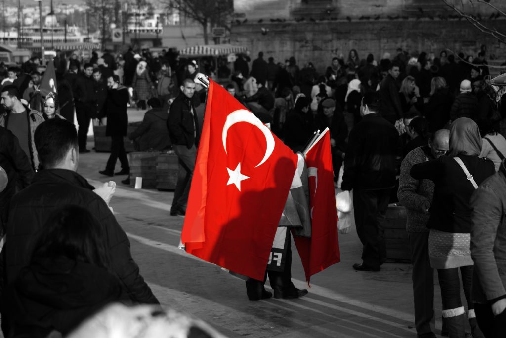 Ey mavi g�klerin beyaz ve k�z�l s�s� 