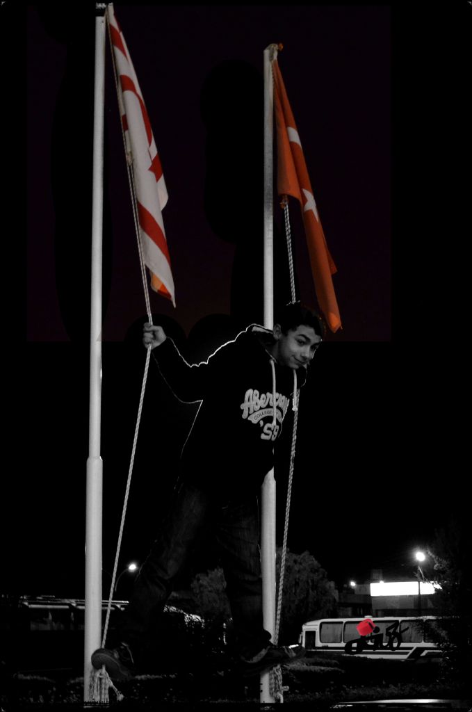 Bayrak ve ilerideki sahipleri.