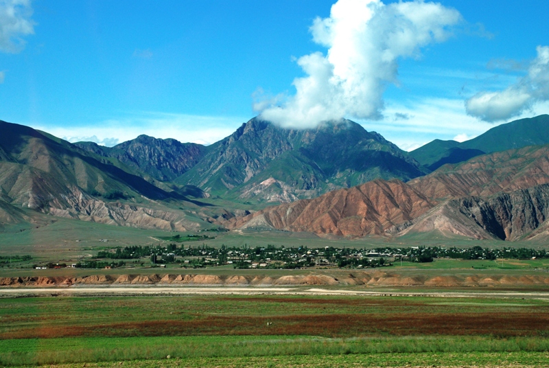 ORDA BIR KOY VAR UZAKTA