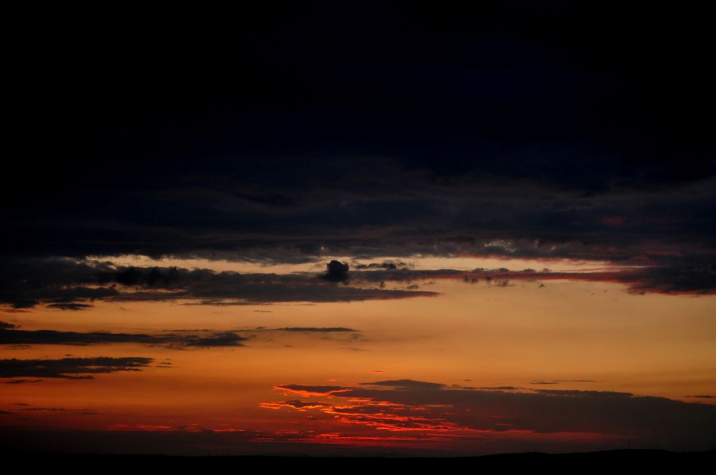 yer ve g�k ya�mura k�z�yordu o g�n...