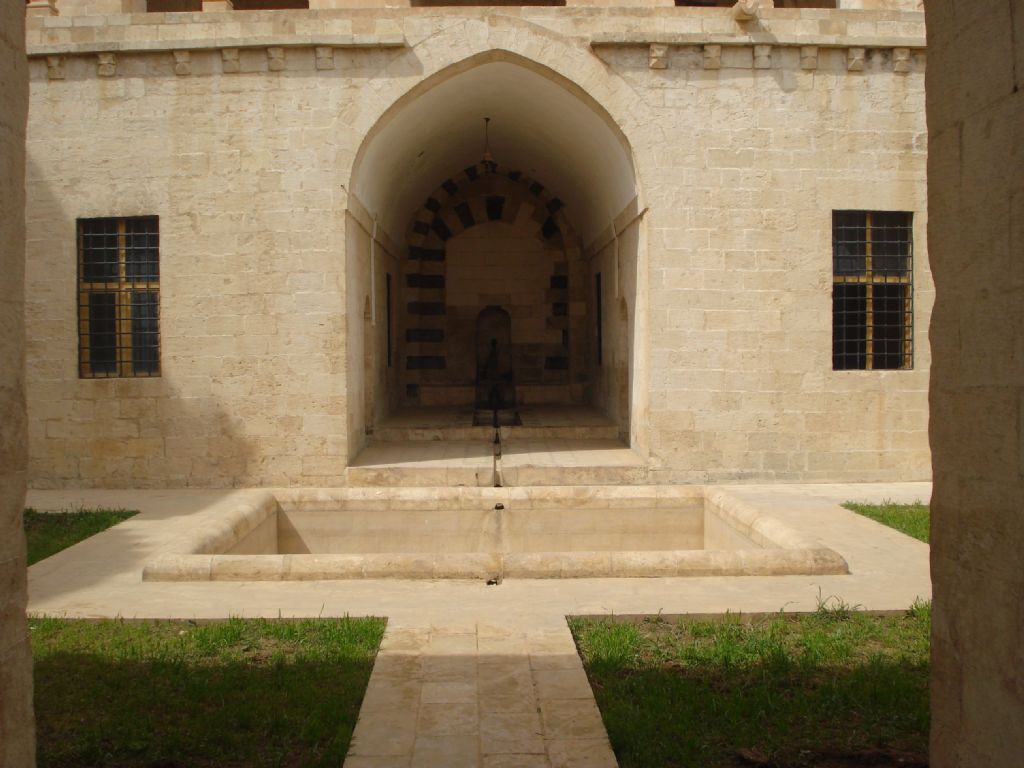 mardin-zinciriye medresesi eyvan havuzu