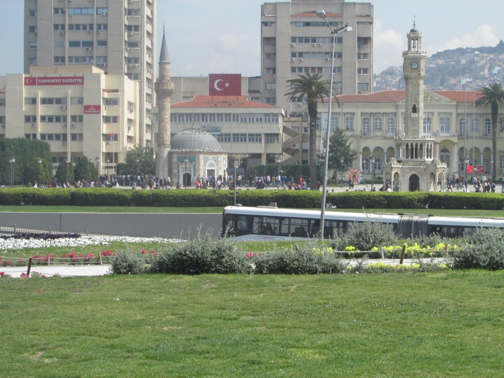 saat kulesi,cami ve bayrak