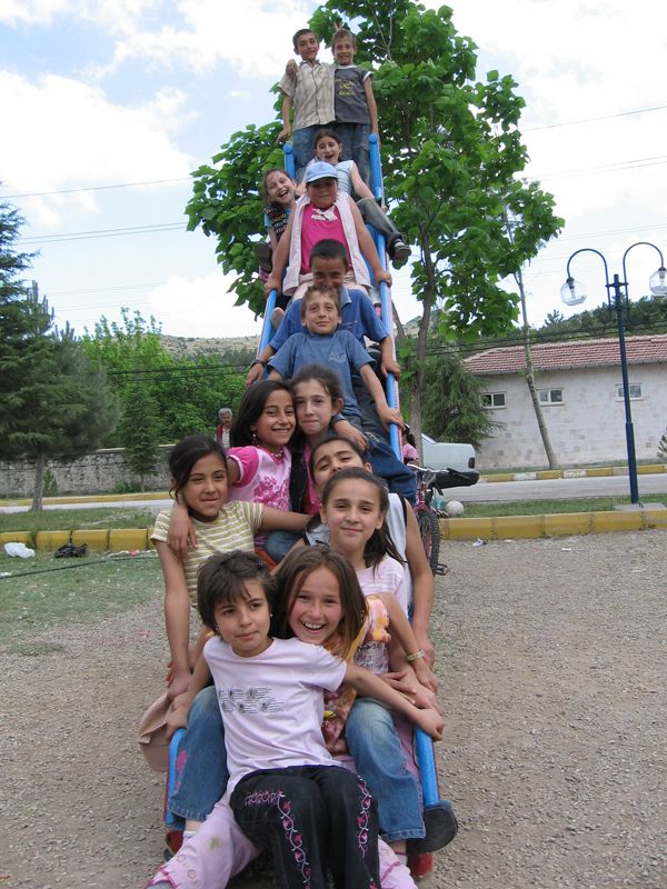 Kim demi ocuklar kardee oynayamaz diye?