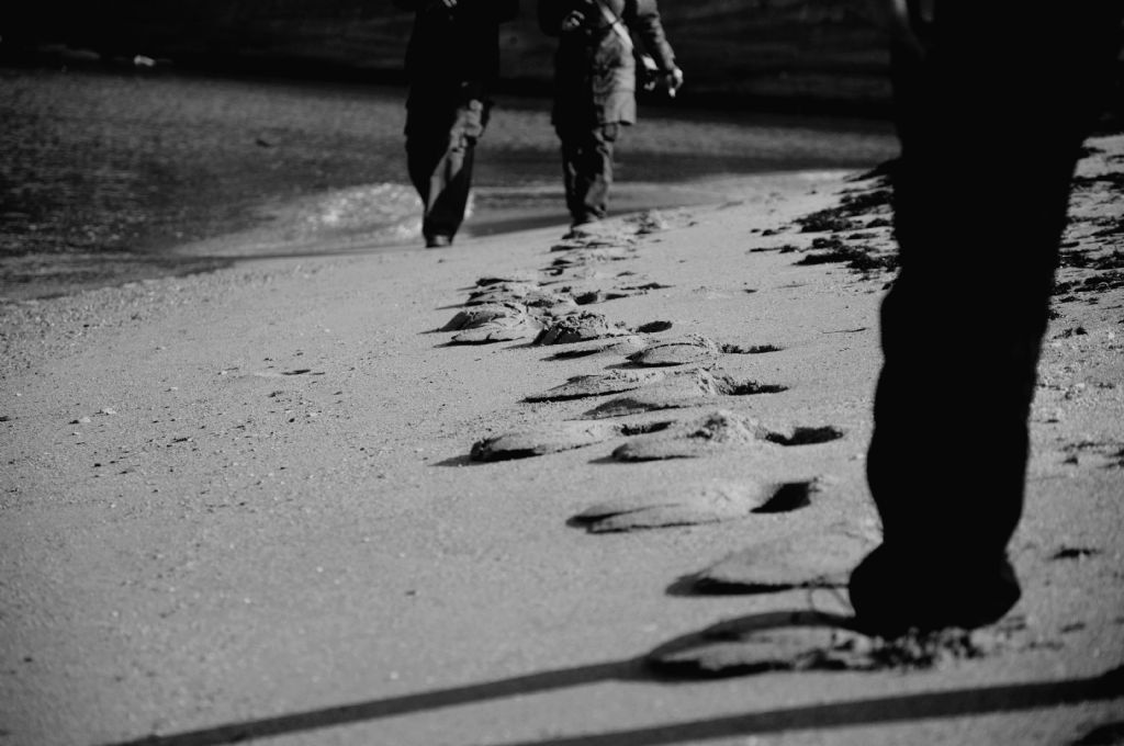 Sahilde ayak izleri..