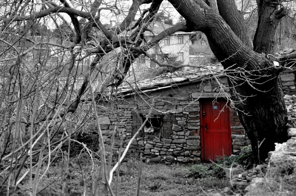 K�rm�z Ba�l�kl� K�z'�n Evi