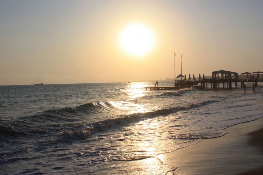 G�zel bir yaz ak�am�-Belek sahilleri