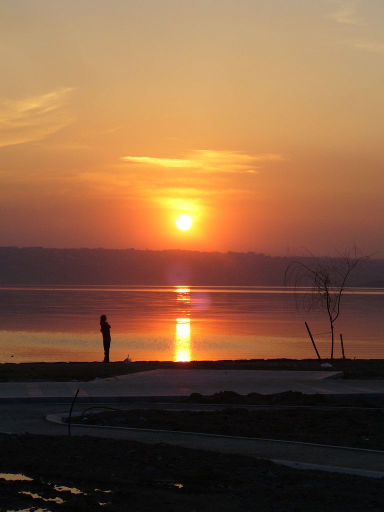 yanl�z bir ak�am