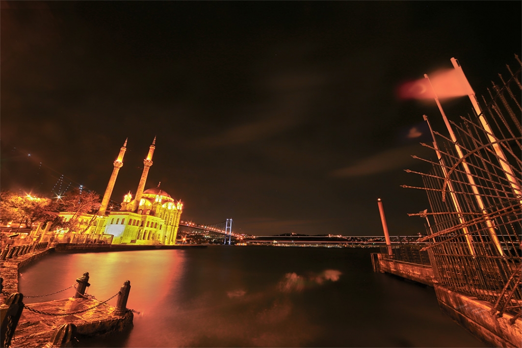 A��k bir iskele t�m gelenlere s���nmak el uzatmak 