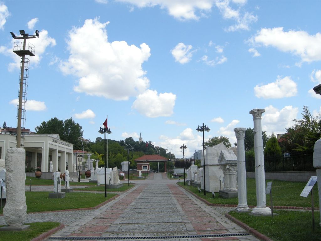 Bulutlar altndaki zmit Mzesi