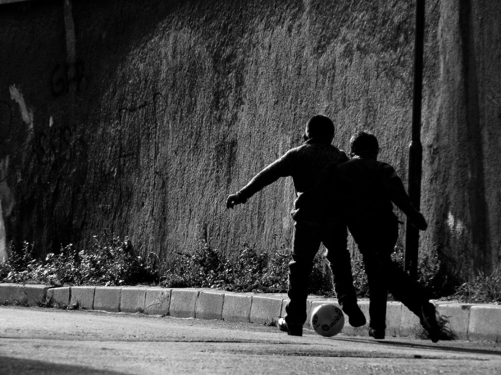 Bir plastik top ve iki �ocuk