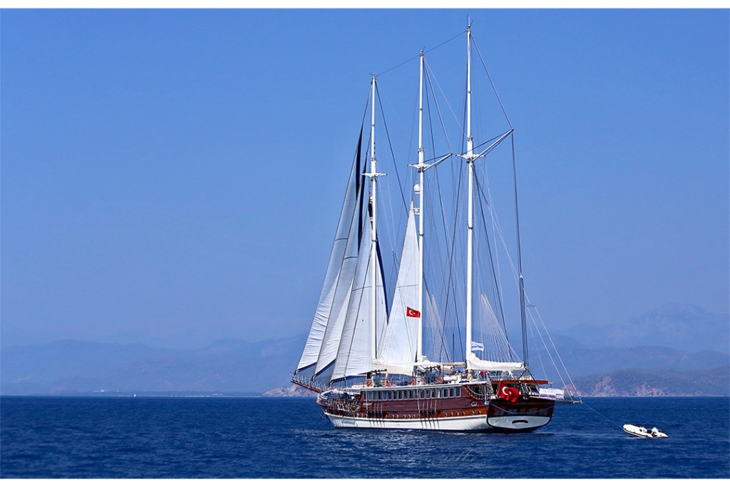 Beyaz yelkenlerin iki tarafa ta��d�klar�