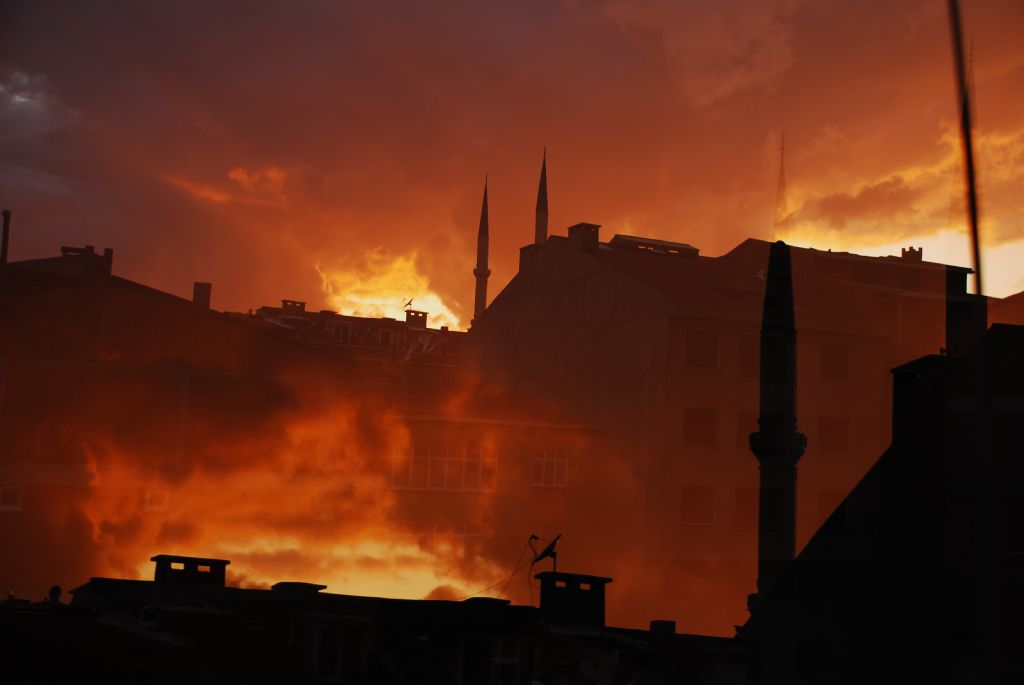 ak�am2...(yan�yor d�nya)