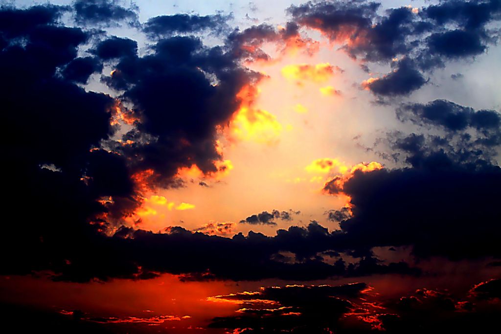 BULUTLARIN �ZER�NDE