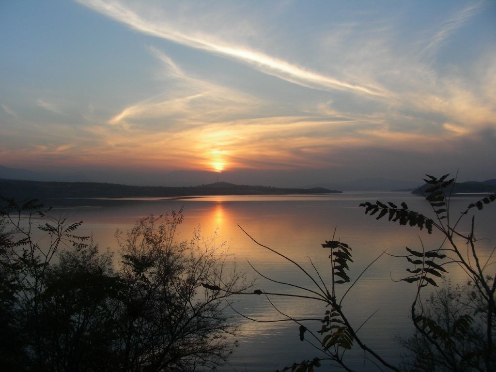 frat nehri zerinden bir gn daha batyor.