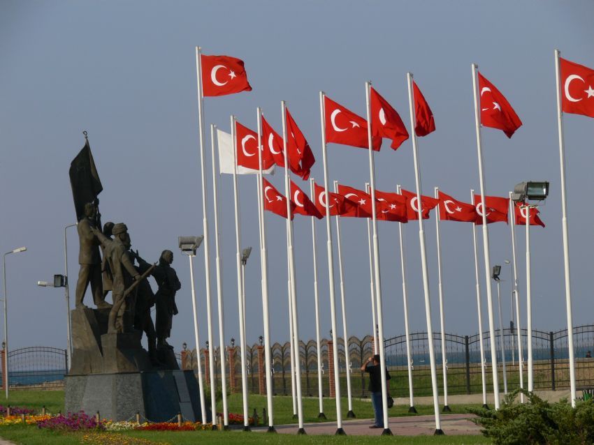 BAYRAKLARIMIZ VE HEYKEL