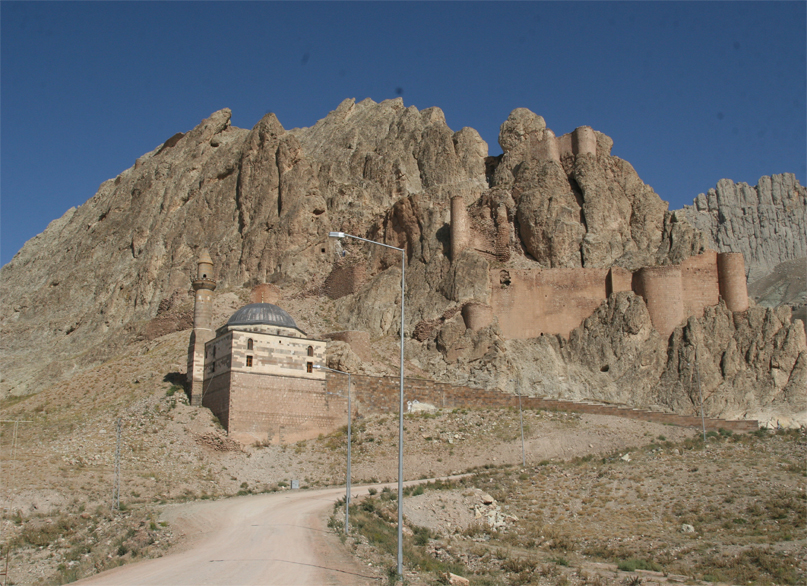 �afii Camii ve �stte Bayaz�t Kalesi