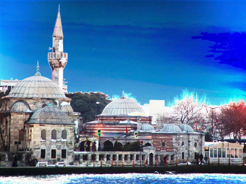 AKAM EZANI OKUNURKEN