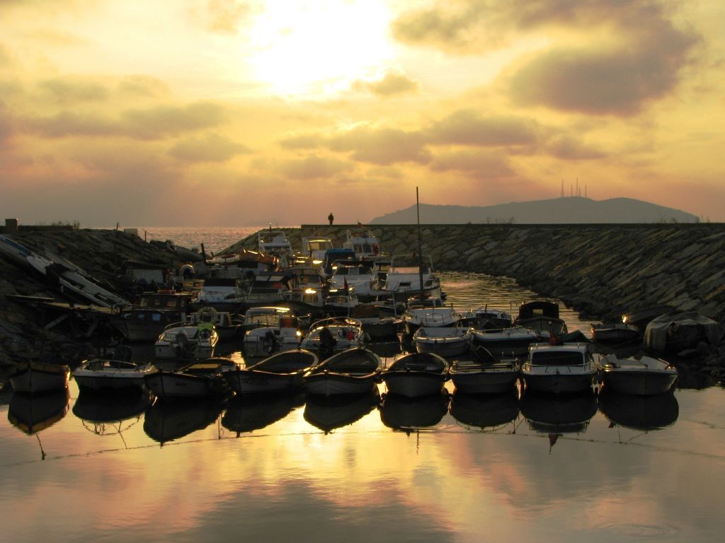 sakin sularda dinlenen kay�klar