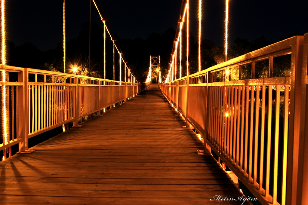 Seyhan nehri �st�nde bir k�pr�