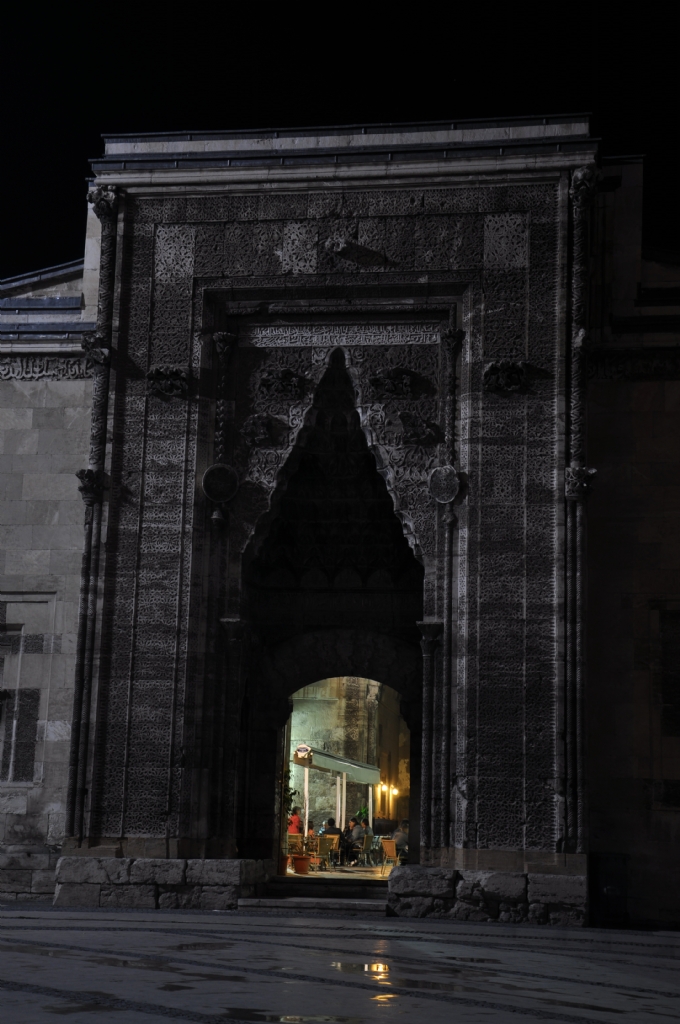 tarihden ve bug�nden yans�malar