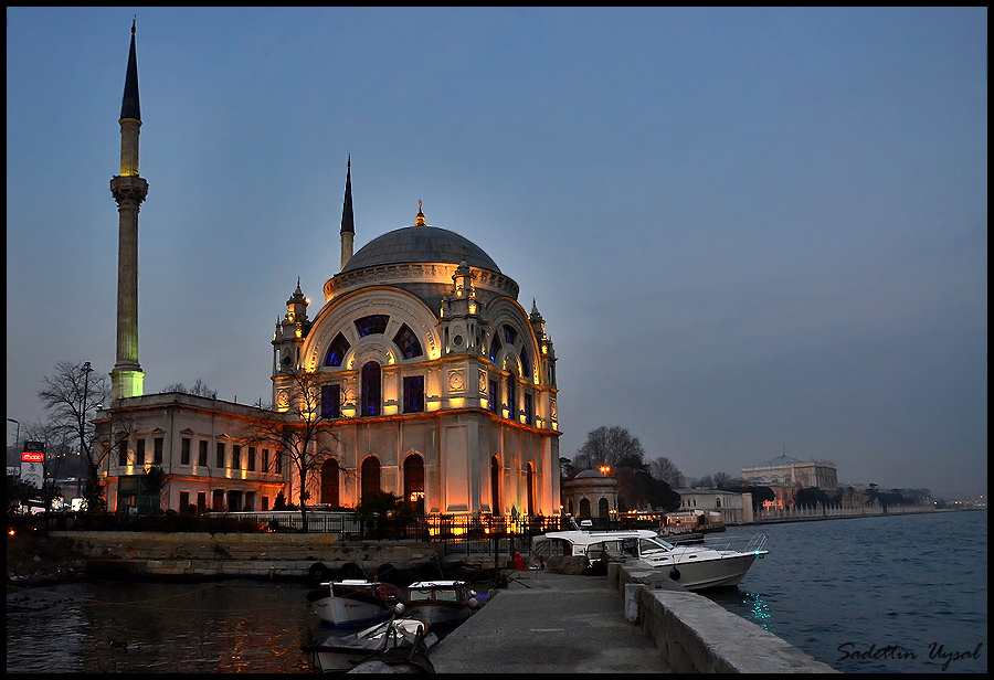 Bezmilem Valide Sultan Camii ( Dolmabahe Camii)