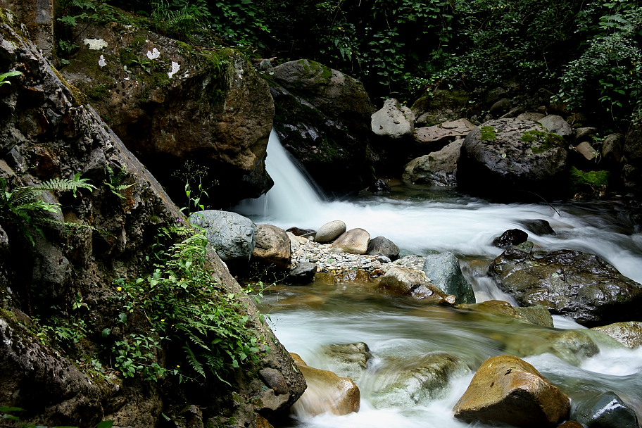 Sular akar gider denize doru