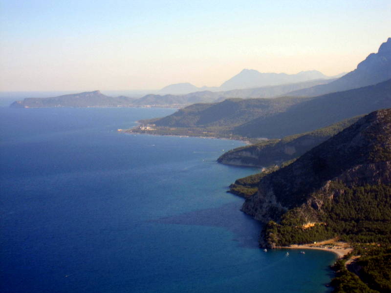 Tepeden Akdeniz ve Antalya kylar