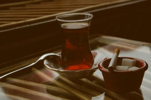 demli �ay, birde k�sa Marlboro derdime derman gene