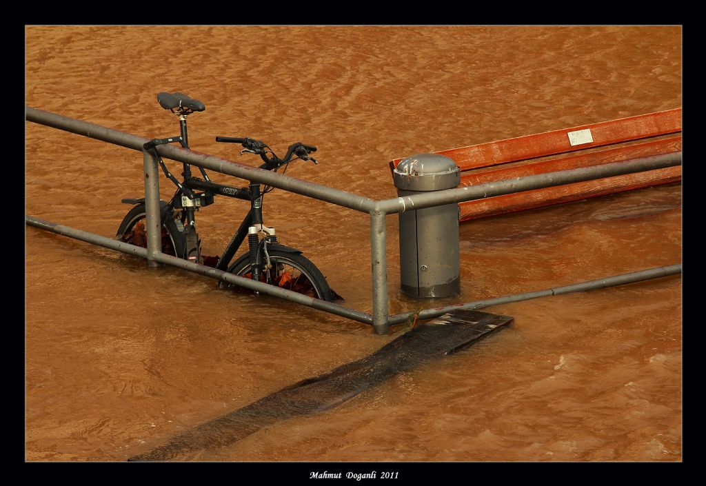 Frankfurt sular altinda