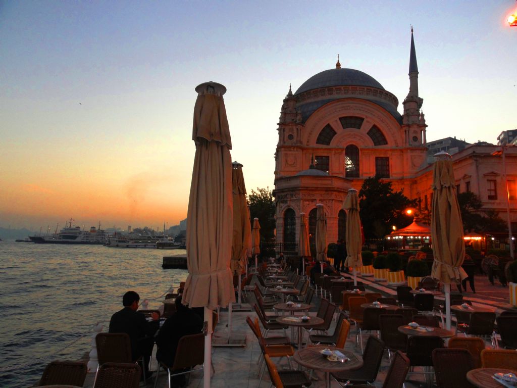 Dolmabah�e meydan�-- camii-ve cafe