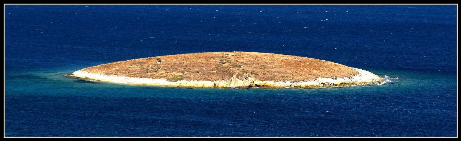 Foca aciklarinda bir ada..