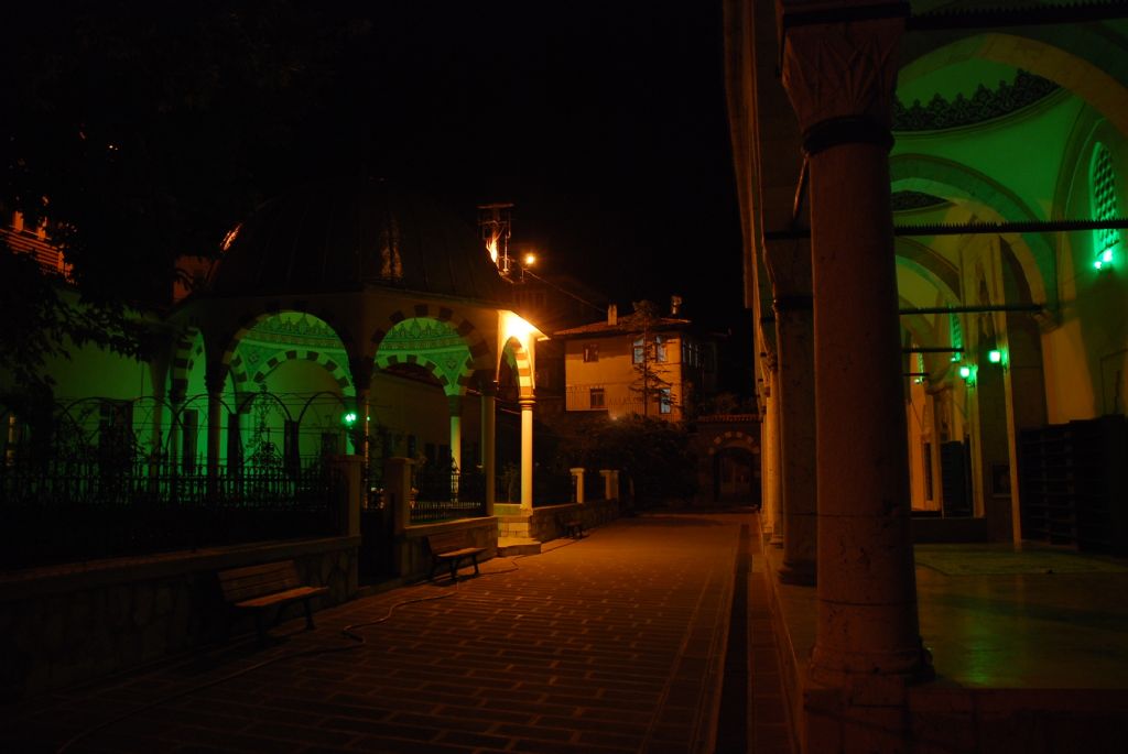 sessizliin sesi cami avlusunda...