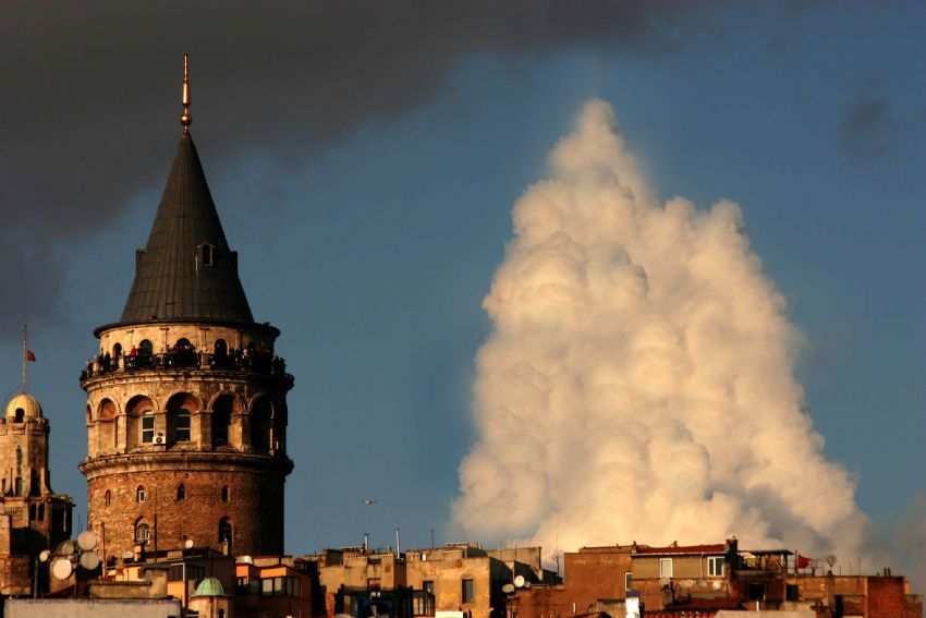 galata kulesi ve bulut
